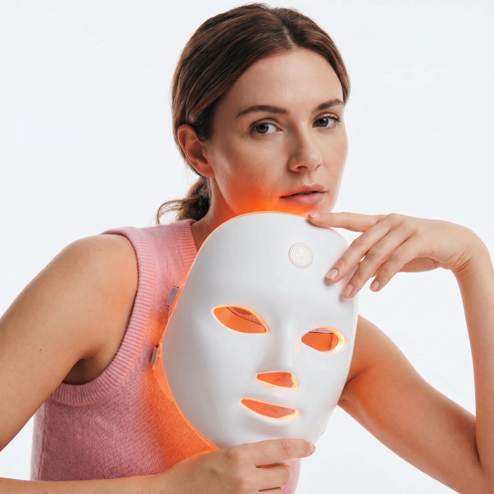 Un drapé de soie blush avec des roses séchées, du quartz rose et un sérum doré sur marbre crème